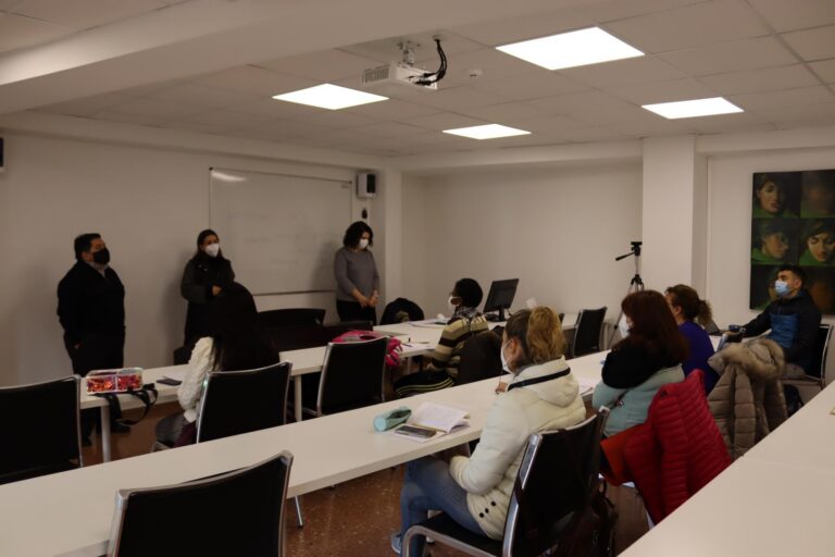 Una nova edició dels cursos de valencià ensenya la llengua a nouvinguts i pares