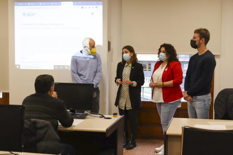 Caravaca i Samblás visiten el curs d’iniciació a la informàtica