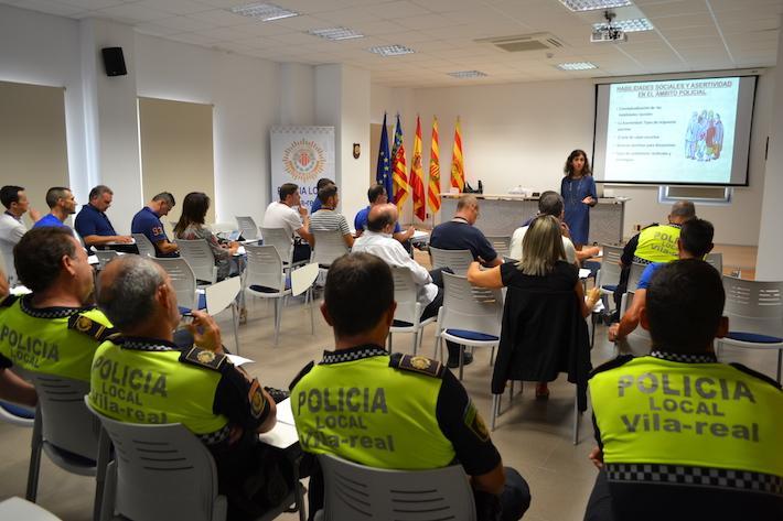 La Policia Local cursa una taller per a millorar les habilitats socials i d'atenció al públic