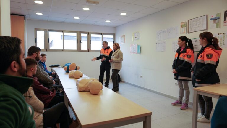 Protecció Civil ensenya primers auxilis a una trentena d'alumnes del programa d'ocupació T’Avalem