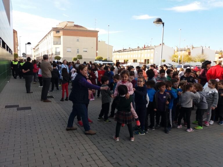 Protecció Civil ensenya a escolars i professors a actuar en situacions d'emergència