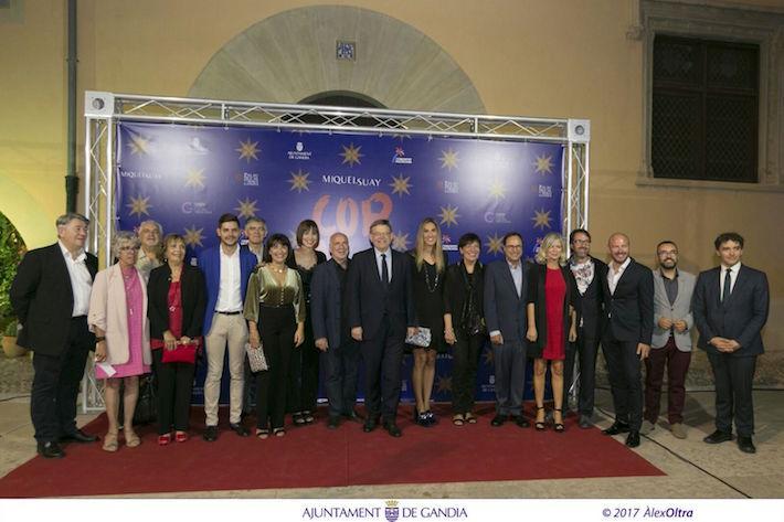 Benlloch recolza el sector de la moda valencià amb la seua assistència a la desfilada de Miquel Suay en Gandia