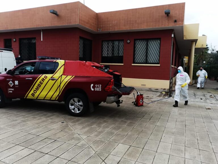 Efectius de Bombers realitzen tasques de desinfecció per a prevenir la Covid-19 en diversos edificis públics 