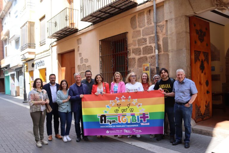 Vila-real penja una pancarta commemorativa amb motiu del Dia de l’Orgull LGTBI
