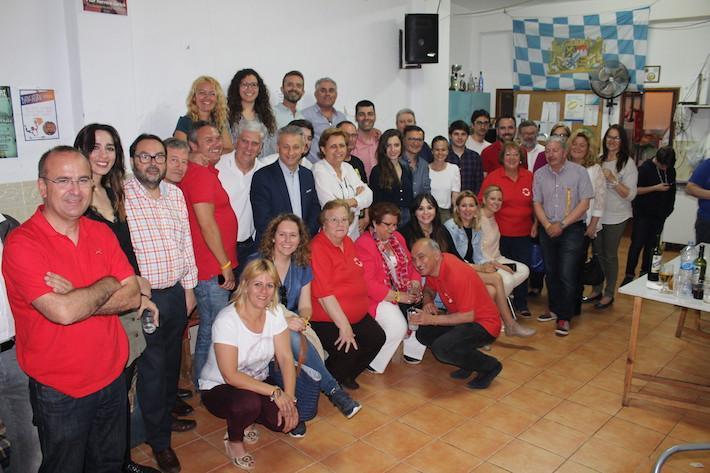 El grup municipal socialista reuneix a polítics i mitjans a la penya El Vermelló