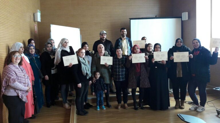 Cooperació ‘diploma’ una vintena d'alumnes de l'Escola d'Acollida