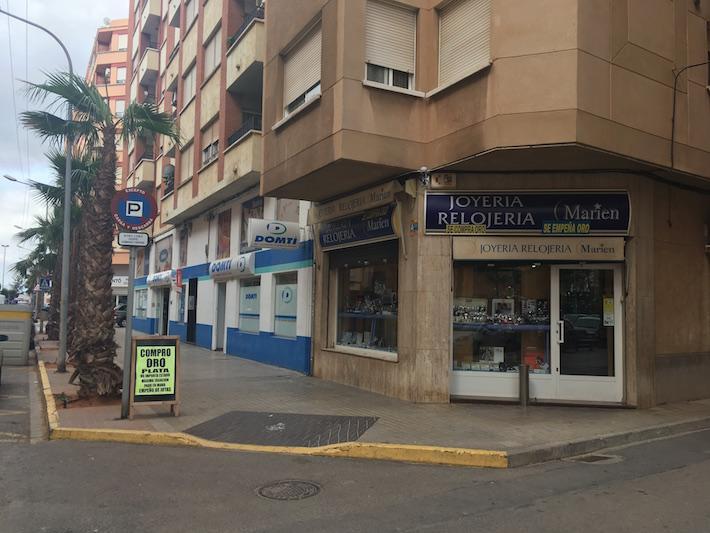 Un atracador armat amb un ganivet de gran tamany sembra el pànic en un comerç de l’avinguda de Pius XII