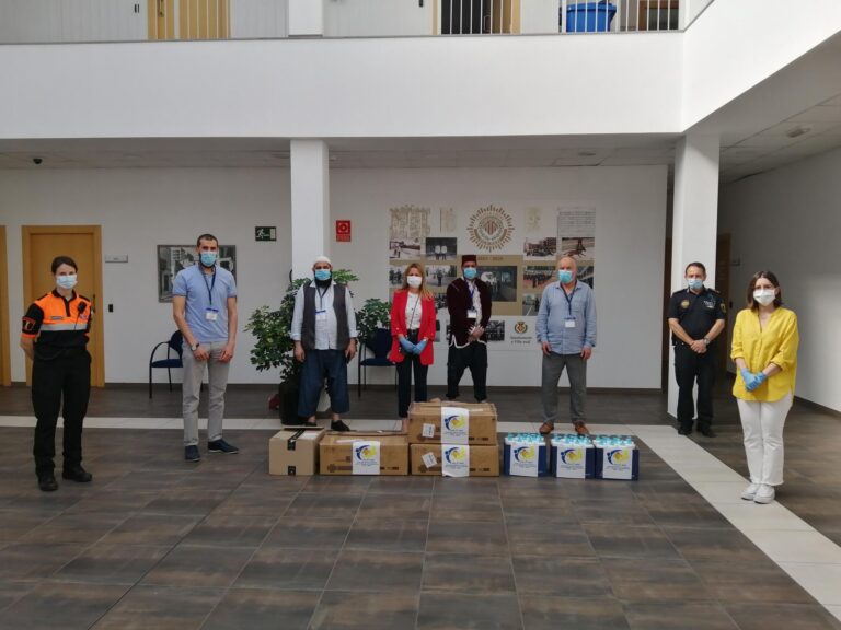 L'Associació Cultural Islàmica dóna material sanitari per a les forces de seguretat