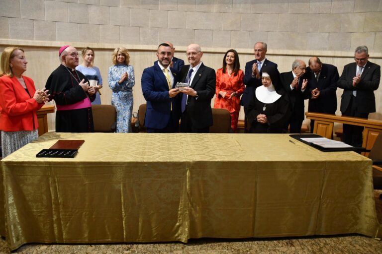 Vila-real formalitza la donació del conjunt escultòric i el carilló de Sant Pasqual
