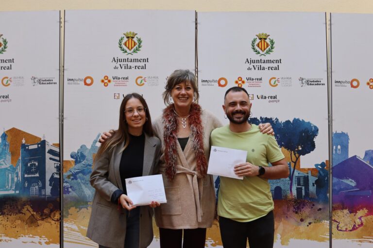 La regidora de Cultura lliura els donatius solidaris dels espectacles culturals