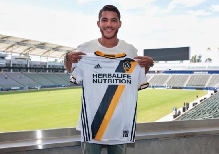 Dos Santos ja no és jugador del Villarreal i és traspassat a Los Angeles Galaxi de la MSLDos Santos ja no és jugador del Villarreal i és traspassat a Los Angeles Galaxi de la MSL