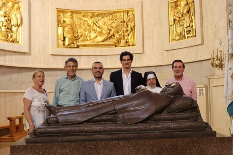 L’alcalde, José Benlloch, mostra la basílica de Sant Pasqual al futur duc d’Alba