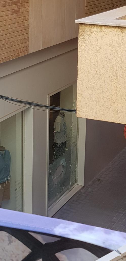 Vàndals trenquen cristalls en un establiment del centre de la ciutat