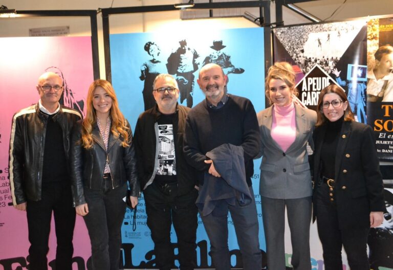 La regidora Noelia Samblás acompanya a Els Visitants a la presentació de ‘A peu de carrer’ en València