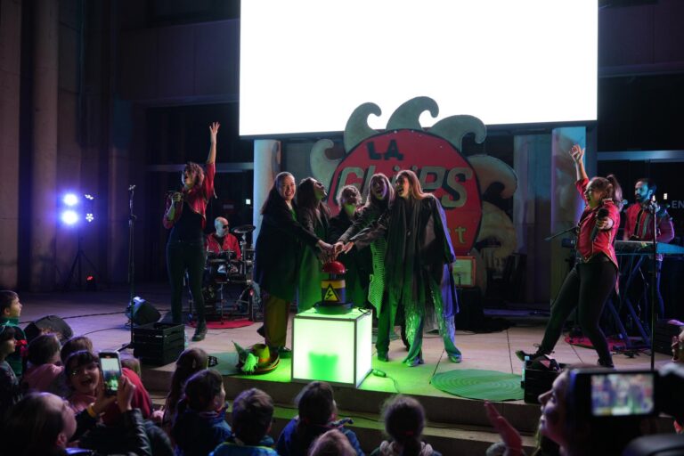 Encesa amb música i pirotècnia per a rebre el Nadal