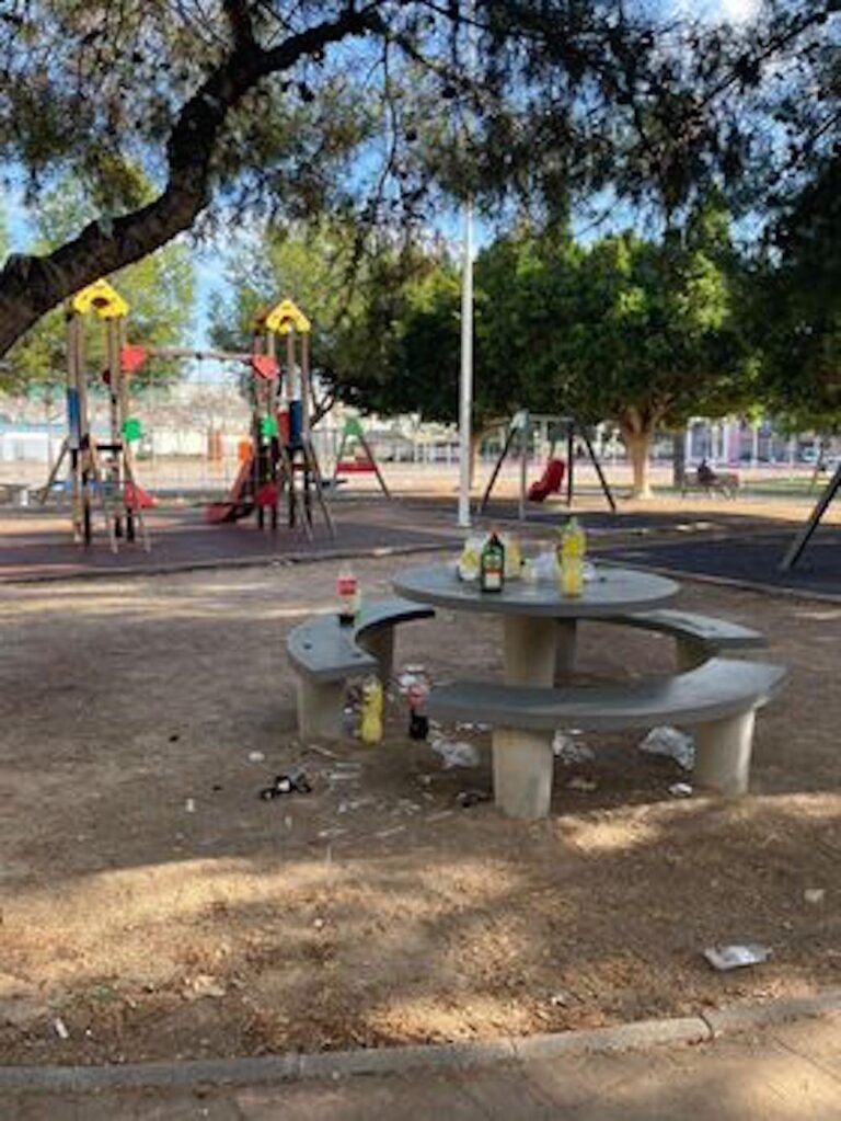 Veïns de la Maiorasga lamenten restes de botelló al parc i l’Ajuntament ho califica com un fet puntual