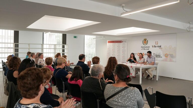 Creu Roja Vila-real consciencia sobre el ‘Bon tracte a les persones majors’ amb una exposició fotogràfica