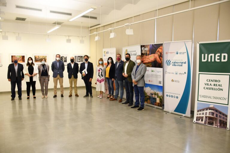 Colomer visita l'exposició 'Mujeres de Etiopía' amb especial interés en la vida dels etíops