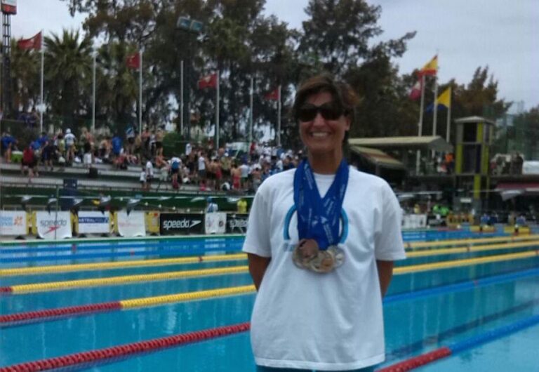 L’agent de la Policia Local, Sandra Felip, aconsegueix quatre ors en natació