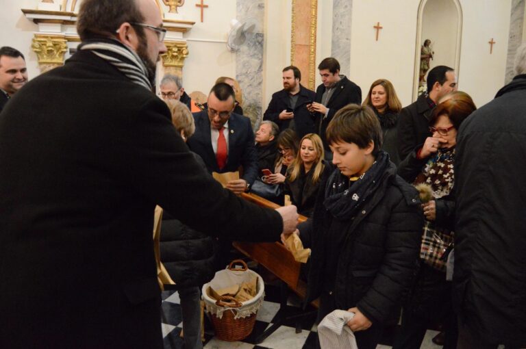 La festa de sant Antoni es trasllada a l’Ermita amb una missa i 1.200 panets repartits 