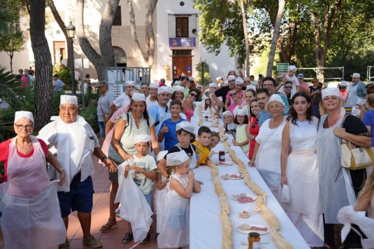 Vila-real supera l’anterior rècord i aconsegueix realitzar un entrepà gegant de més de 325 metres