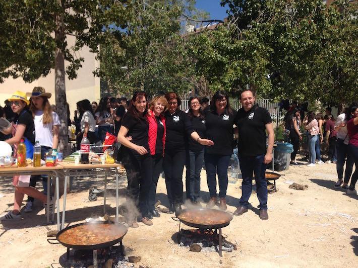 L’Institut Francesc Tàrrega celebra els seus 50 anys amb una multitudinària festa de les paelles 