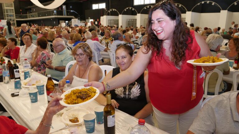 Èxit en la Festa de la Tercera Edat amb una paella monumental