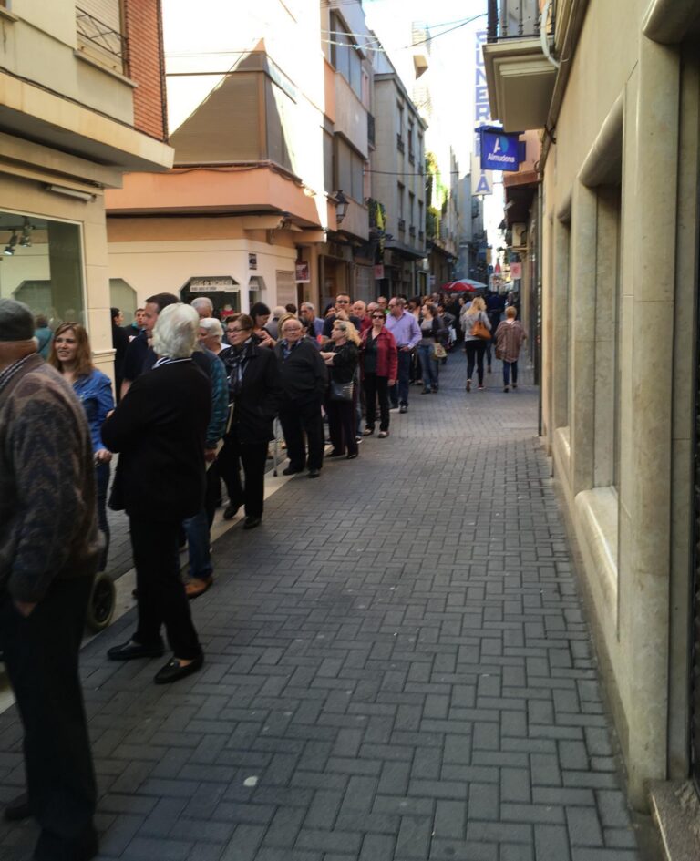 Llargues cues a la Casa de l’Oli per recollir un dels 12.000 exemplars del programa de les festes de Sant Pasqual
