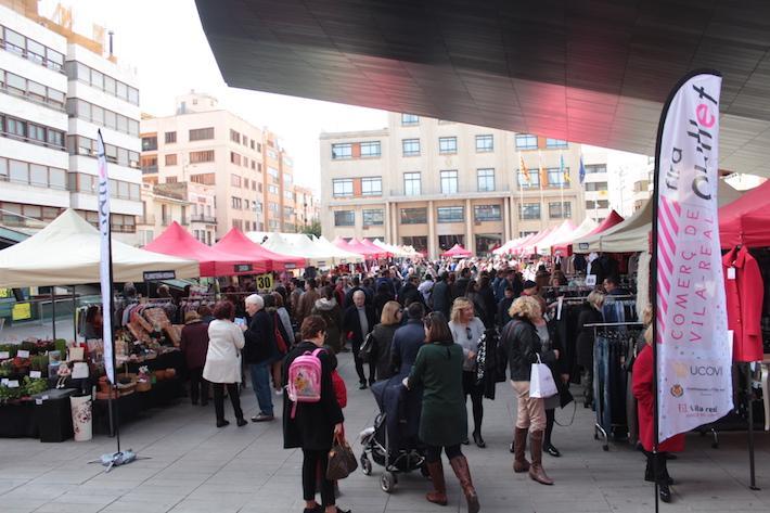 33 comerços locals han omplit la plaça Major en la quarta edició de la Fira Outlet