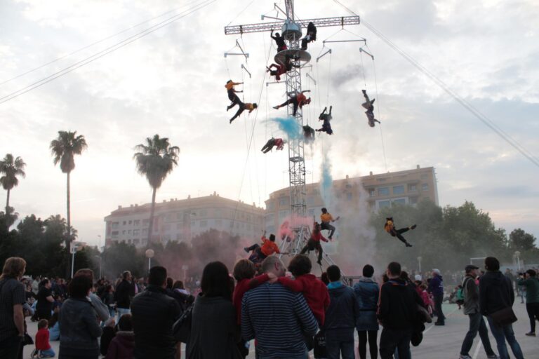 El FitCarrer desfia la meteorologia i plena de color i teatre la ciutat de manera existosa des d’ahir