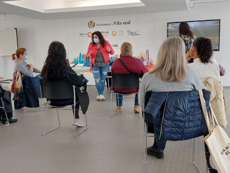 Benestar Animal i Gats de Barri llancen el pla de formació d'alimentadores de colònies