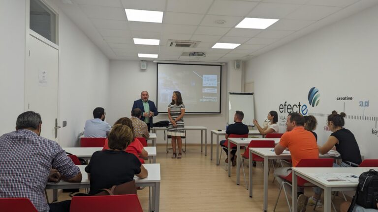 El diputat provincial de Promoció Econòmica dona la benvinguda als alumnes del curs d’Emprenedoria digital i Lean Startup