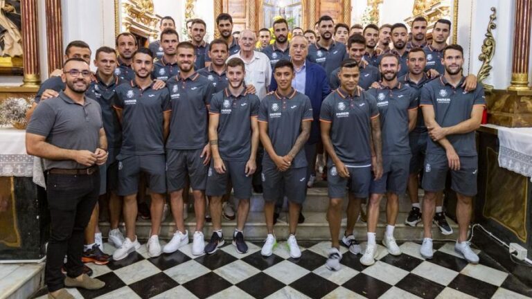 El Villarreal realitza la seua tradicional ofrena als patrons de la ciutat amb molts moviments de mercat