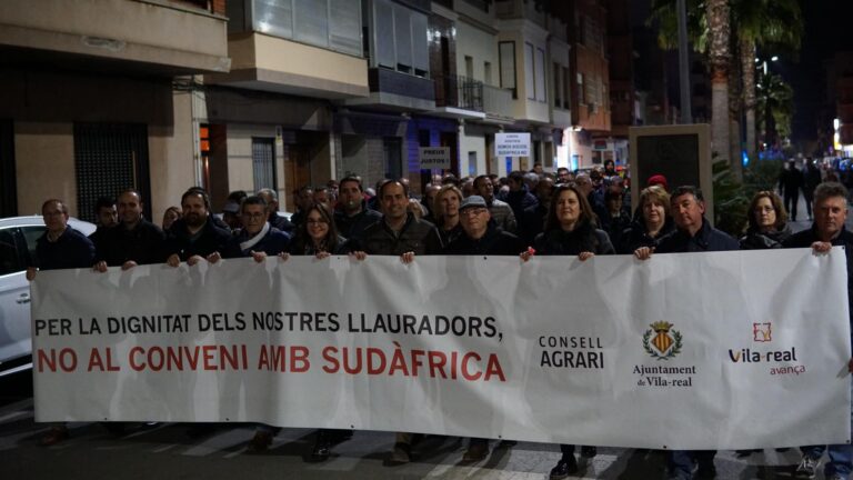 Vila-real participa en la multitudinària manifestació en defensa de la dignitat del llaurador i per uns preus justos