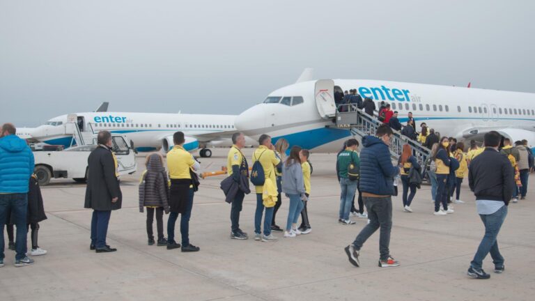 Queixes dels aficionats del Villarreal per el retard del vol de Liverpool a Castelló