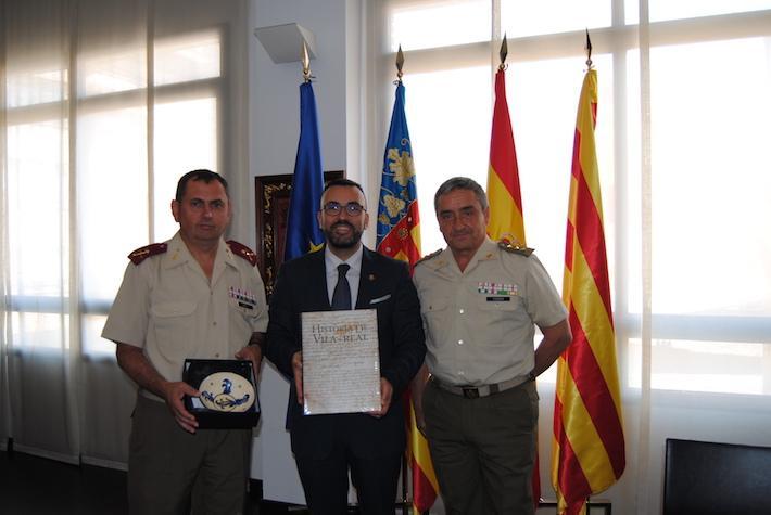 L’alcalde tanca amb responsables de Defensa la celebració de la primera jura de bandera civil a Vila-real