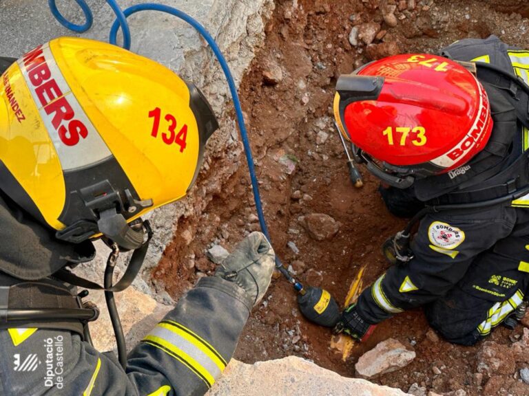 El treball d’una excavadora provoca una fuga de gas en un carrer de Vila-real
