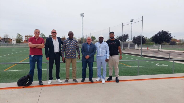 El president de la Federació de Futbol de Nigèria visita les insfraestructures esportives de Vila-real
