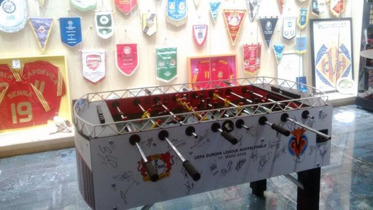 Un donant anònim adquereix el futbolí solidari del Villarreal per 10.000 euros