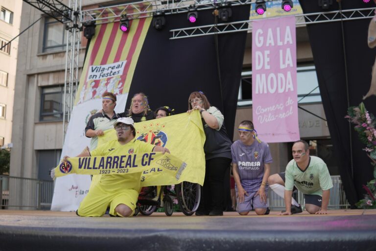 La Gala de la moda converteix la Plaça Major de Vila-real en un gran aparador