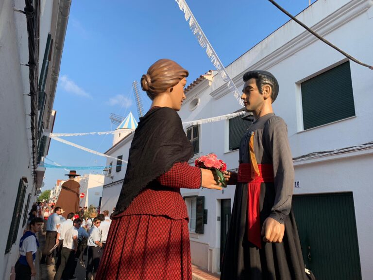 La Colla gegantera de Vila-real llança un llibret solidari per als més menuts de la casa