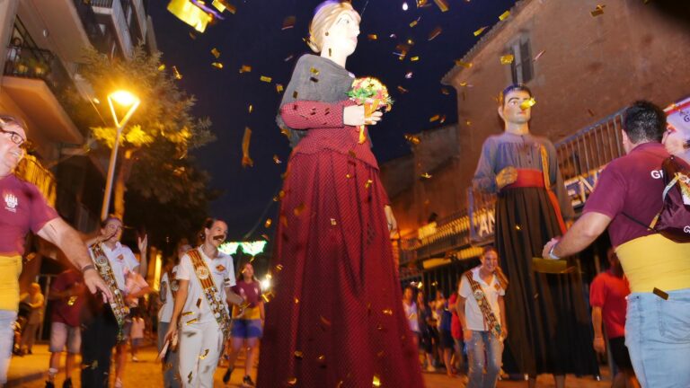 Gegants i música omplin de festa els carrers de la Vila