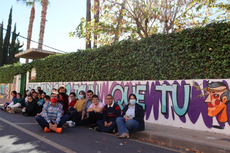 Els i les alumnes del col·legi La Panderola pinten un dels murals exteriors del centre