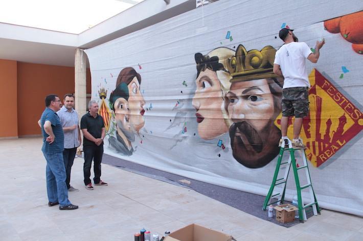 Vila-real compta a partir de hui amb un grafit amb elements significatius de la ciutat com l'escut o els 'gegants'