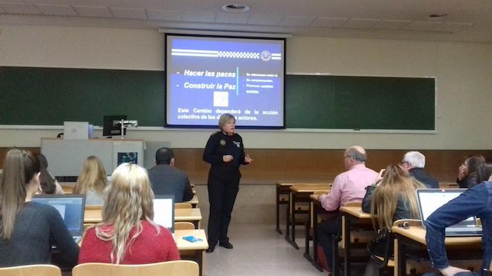 L’alumnat de Dret de l’UJI coneix el projecte de mediació policial de Vila-real amb l'inspectora Rosana Gallardo