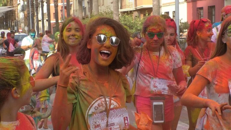 La II Marxa Holi Colors de Conquistando Escalones ompli de color i solidaritat els carrers de Vila-real en festes