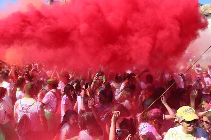 La Holi Colours Run ompli de colors i animació els carrers de Vila-real i atrau a quasi mil persones
