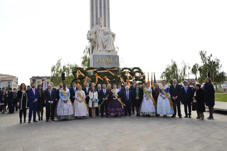 Vila-real celebra els actes centrals de les Festes Fundacionals amb l'ofrena al Rei Jaume