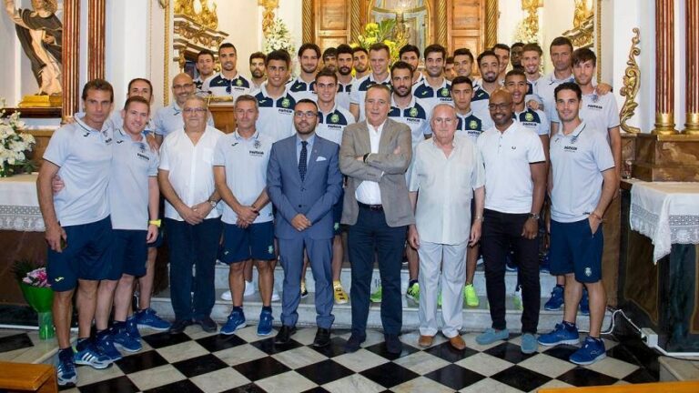 El Villarreal realitza la tradicional ofrena a la Mare de Déu de Gràcia i a Sant Pasqual en un acte multitudinari