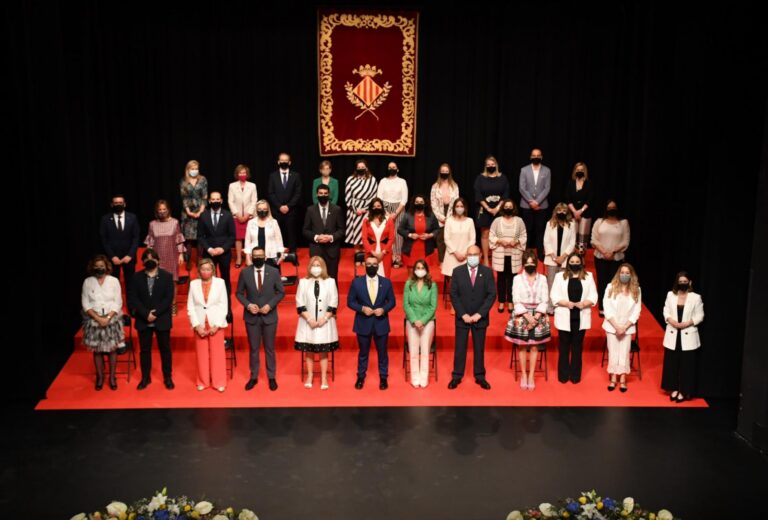 Vila-real rendeix homenatge a les reines dels anys 1970 i 1995 juntament amb les seues corts d'honor
